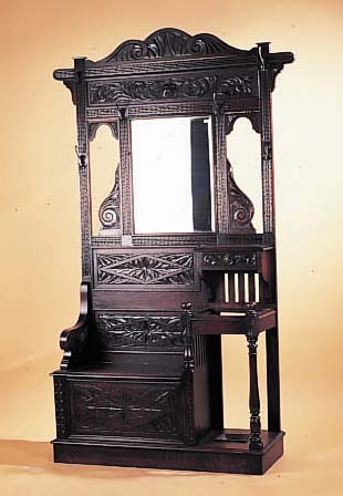 GROßE GARDEROBE, DEUTSCH, UM 1880/90, EICHE MASSIV, REICH GESCHNITZT, MIT INTEGR. SITZBANK, KL. SCHUBLADE, SPIEGELEINSATZ FACET-TIERT, SEHR ...