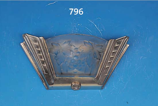 2 WANDLEUCHTEN, FRANKREICH, 20ER JAHRE, MESSING VERNICKELT, PREßGLAS MIT TRAUBENDEKOR,ELEKTRIFIZIERT, DEKORATIV, H. 18 CM