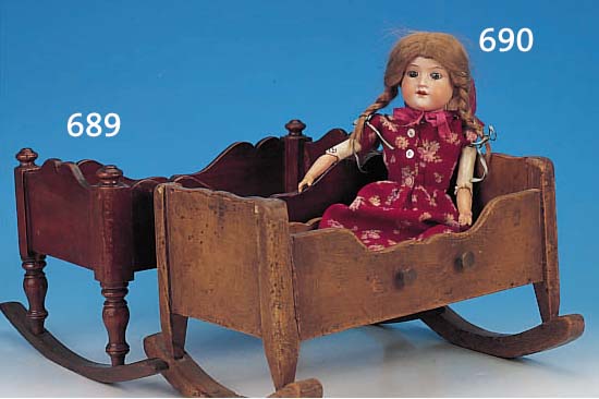 PORZELLANKOPFPUPPE, KöRPER UM 1900, KOPF UM 1900, HäNDE UM 1905, BLONDE ECHTHAARPERüCKE,BLAUE PAPERWEIGHT SCHLAFAUGEN, OFFENER MUND, 4 ZäHNE ...