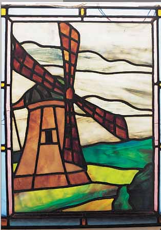 GLASFENSTER, DEUTSCH, UM 1910/20, VERSCHIEDENFARBIGE GLASEINSäTZE, BLEIVERGLAST,MOTIV: HOLLäNDER WINDMüHLE MIT WINDRAD IN ...