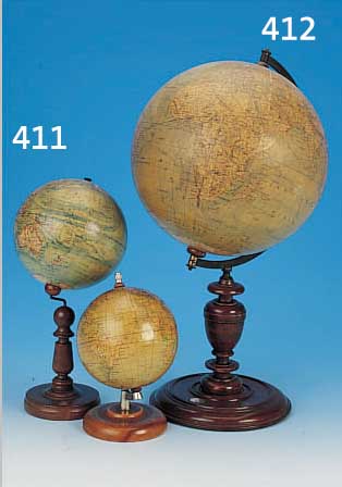 GLOBUS, DEUTSCH, VOR 1910, GEDRECHSELTER HOLZFUß MIT EINGEARBEITETEN KOMPAß, BREITENSGRADSKALA MESSING, GLOBUS PA- ...