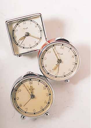 KONVOLUT: 3 KIENZLE MINIATURWECKER, 2X D. CA53 MM, 1X QUADRATISCH ARRONDIERT, MAßE üBER D.FLäCHEN 48 X 48 MM, ALLES LAGERW. IM ORIG.- ...