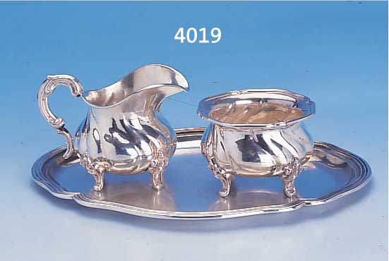 SAHNEGIEßER UND ZUCKERSCHALE AUF TABLETT, 925ER BZW. 800ER SILBER, BAROCKISIEREND, UM 1930, REINE HANDARBEIT, AUFWENDIG, NICHT ...