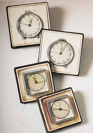 KONVOLUT: 7 KIENZLE MINIATURWECKER, ALLE IM ORIG.-LAGERKASTEN, UNGEN., 40ER JAHRE, 2X D. CA. 53 MM, 5X QUADRATISCHE FORM MAßE üBER DIE ...