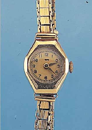 ORMO DAMENGOLDBANDUHR, DEUTSCHLAND UM 1938, GG 585/000-GEH. INCL. GG-GLIEDERB., FORMANKER-W., WOHL DUROWE KAL., 15 ST., VERG., HANDAUF- ZUG, ...