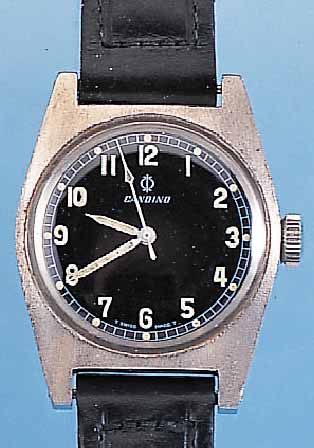 CANDINO MILITäRARMBANDUHR, SCHWEIZ UM 1970, EDELST., BODEN GESCHR., FüR DIE SCHWEDISCHE ARMEE SO REG.-GRAV. AUF BODEN, SCHW. KONTRAST-ZIFFERBL., ...