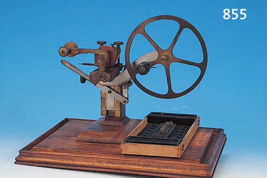 UHRMACHERMASCHINE, SOG. WäLZMASCHINE, UM 1900, AUF HOLZSOCKEL MONTIERT, STAHL/MESSING, 3 SCHLITTEN, HANDSCHWUNGRAD MIT SPANNROLLE, LEICHTE ...