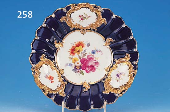 GROßER ZIERTELLER, MEISSEN, UM 1780/90, PORZELLAN, BUNTE QUALITäTVOLLE BLUMENMALEREI, MITTIG GR. BOUQUET, KOBALTBLAUER RAND, IN DREI ...