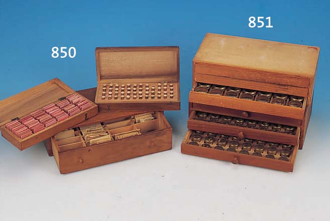 KONV. UHRENFURNITUREN, A) ZWEI HOLZKäSTEN MIT LADE, B) MEHRERE HOLZ- KäSTEN ZUM TUBEN Z.T. GEFüLLT MIT UNRUHWELLEN,ZYLINDER, ...