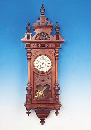 WANDUHR, FRANKREICH, UM 1870, VERZIERTES UND GESCHNITZTES HOLZGEHäUSE IM HENRI II-STIL,ORIGINAL-AUFSATZ, DREISEITIG VERGLAST, ZWEI- GETREILTES ...