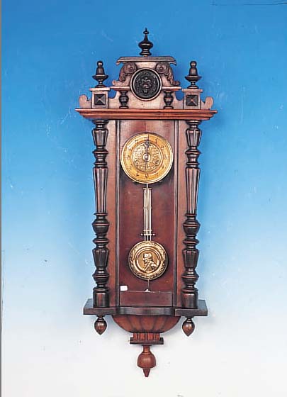 WANDUHR MIT MUSIKSPIELWERK, WOHL DEUTSCH, UM 1900, VERZIERTES HOLZGEHäUSE, ORIG. AUFSATZ,DREISEITIG VERGLAST, PAPIERZIFFERNRING, PEN- DELLINSE ...