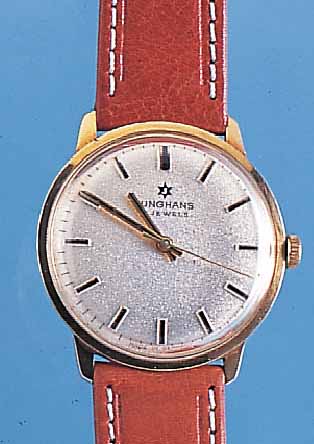 JUNGHANS HERRENARMBANDUHR, REF.-NR. 3843, DEUTSCHLAND UM 1972, GG 585/000, BODEN GEDR., MATT. VERS. BLATT, 17 ST., ANKERRUNDW., HAND- AUFZUGKAL. ...