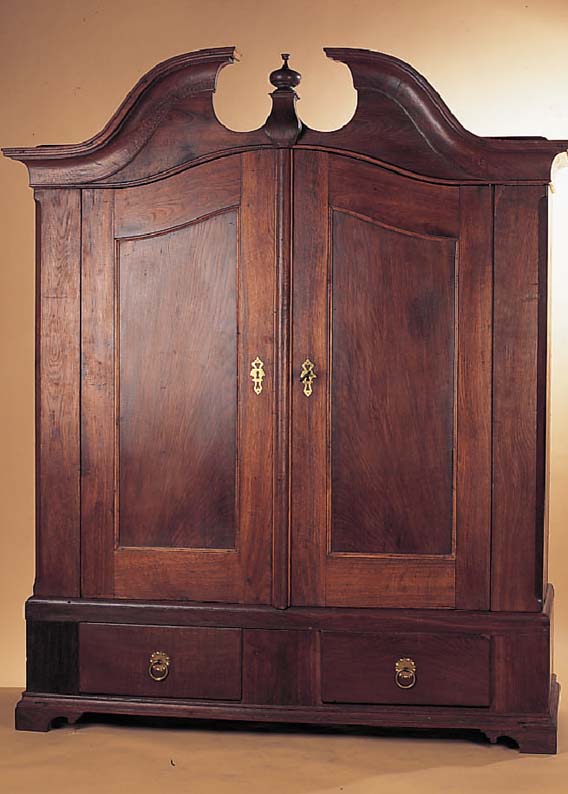 KL. BAROCKSCHRANK, NORDDEUTSCH, UM 1780/90, EICHE MASSIV, GEPRENGTER GIEBEL, FüSSE, BESCHLäGE UND DACH ERGäNZT, 193 X 160 X 56 CM