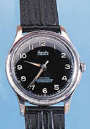 HERKULES HERRENARMBANDUHR MILITARY, DEUTSCH-LAND UM 1956, METALL VERCHR., EDELST.-SCHR.- BODEN, RUNDANKERW. VERG., HANDAUFZUGKAL. VON HP 129, ...