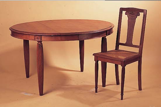 TISCH UND SECHS STüHLE, WOHL FRANKREICH, 30ER JAHRE, EICHE MASSIV UND FURNIERT, KANNELIERTE BEINE, TISCH AUSZIEHBAR, OHNE PLATTEN, L. ...