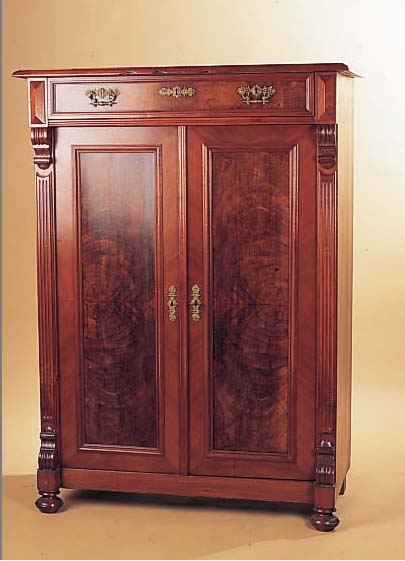 VERTIKO, DEUTSCH, UM 1890, NUßBAUMFURNIER, Z.T. WURZELNUß, PLATTE AM RAND BESCH., FüSSE ERGäNZT, ALTERSSCHäDEN, OHNE AUFSATZ, POLIERT,MAßE ...