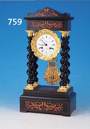 PORTALUHR, FRANKREICH, UM 1870/80, HOLZGEHäUSE MIT BLATTORNAMENTIK MARKETIERT, VIER GEDREHTE VOLLSäULEN, VERZIERTE KAPITELLE-BASEN, ...