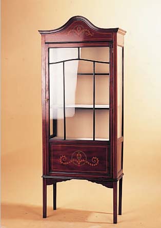 VITRINE, ENGLAND, UM 1900/20, NUßBAUM, MAHAGONIFARBEN, REICH INTARSIERT, BLUMENDARST.UND FADENINTARSIEN, RüCKWAND, SPäTER, L. ...