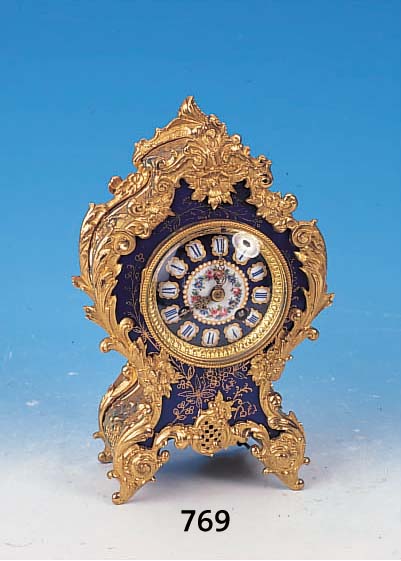 PENDULE, FRANKREICH, UM 1880/1900, REICH FLORAL VERZIERTES MESSINGGUßGEHäUSE, GEMALTE METALLEINLAGE, GLASDECKEL VORN UND HINTEN, ...