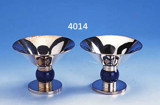 EISSCHALENPAAR, PUIFORCAT FRANCE NACH 1975, METALL VERSILBERT, ART-DECO-STIL, NOUDS MIT LAPISKAZULIFARB. HARTLACK, H CA. 7.5 CM, DURCHM. CA. ...