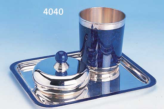 ZIGARETTENBECHER UND DECKELDOSE AUF TABLETT, PUIFORCAT FRANCE, NACH 1975, METALL VER- SILBERT MIT LAPISLAZULIFARB. HARTLACK, ART- DECO-STIL, ...
