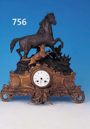 PENDULE FRANKREICH UM 1880, VORDERER SOCKEL VERZIERTER MESSINGGUß, SPRITZ-GUßBEKRöNUNG VON 2 TIEREN, EMAILZIFFERBLATT, ...