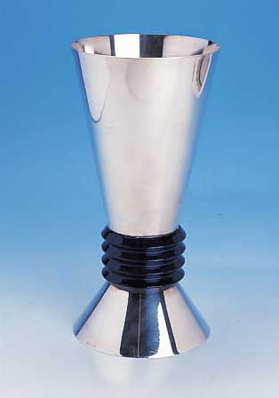 TRICHTERVASE, PUIFORCAT FRANCH NACH 1975, METALL VERSILBERT, ART-DECO-STIL, NODUS MIT ROYAL-BLAUEM KUNSTSTOFFMANSCHETTE, GERILLT, SEHR ELEGANT ...