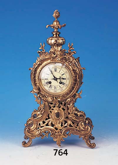 PENDULE, FRANKREICH, UM 1910, VERZIERTER MESSINGGUß MIT DURCHBRUCHARBEIT IM ROKOKOSTIL, VERZIERTER GLASDECKEL, BEIGEFARBE-NES ...