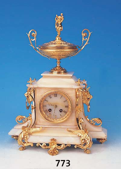 KAMINUHR FRANKREICH UM 1860/70, ALABASTERGEHäUSE MIT VERGOLDETEN APPLIKEN BESETZT, AN DEN ECKEN MIT STILISIERTEN SCHWä- NEN, ...