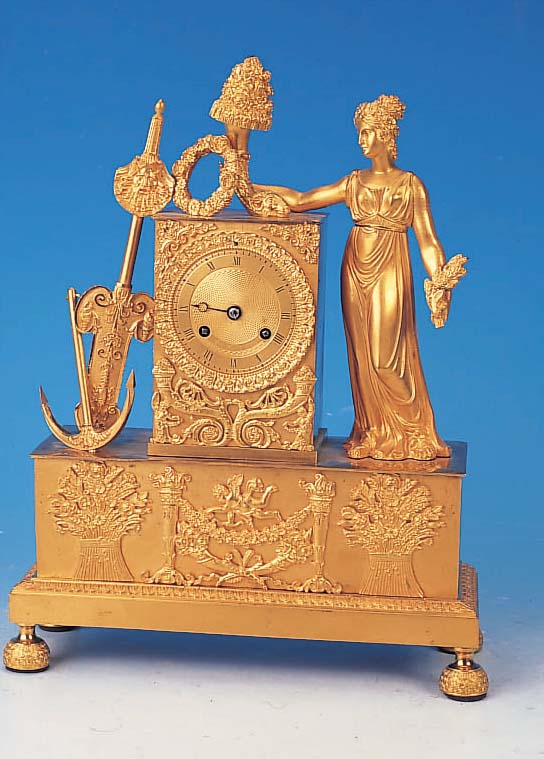 PENDULE, FRANKREICH, UM 1810/20, REICH VERZIERTER BRONZEGUß, VERSTELLBARE FüßE,IM SOCKEL MIT STILISIERTEN FACKELN, BLUMEN- GIRLANDE ...