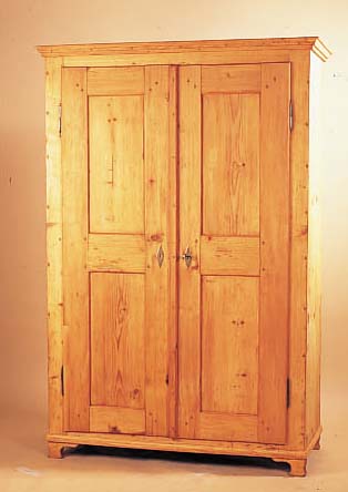 SCHRANK, SüDDEUTSCH, UM 1840, WEICHHOLZ, KASSETTIERT, NICHT ZERLEGBAR, INNEN GETEILTE INNENEINRICHTUNG, LEICHTE ALTERSSCHäDEN, 184 X 124 ...
