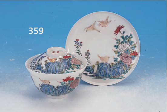 ZWEI DECKELGEFäßE, JAPAN, WOHL FUKAGAWA, UM 1900, EIERSCHALENPORZELLAN, H. CA. 8 CM, MIT DECKELN UND UNTERTELLERN, SEHR SCHöNE BEMALUNG, ...
