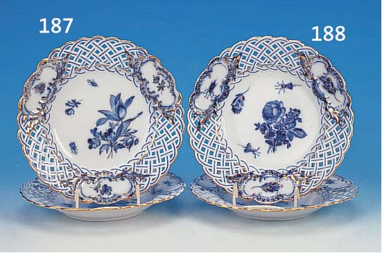 ZWEI TELLER, MEISSEN, UM 1870/80, PORZELLAN,20.5 CM, UNTERGLASURBEMALUNG, BLUMEN UND INSEKTEN, RAND MIT DURCHBRUCHARBEIT, GOLDSTAFFAGE