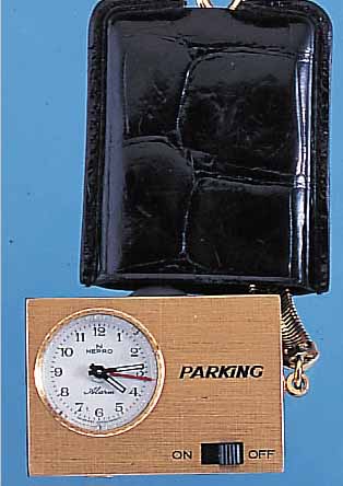 NEPRO TASCHENWECKERCHEN PARKING, UM 1965, METALL VERG./KUNSTSTOFF, SCHLüSSELANH., LEDER-HüLLE, AKUSTIK DURCH KONTAKT AUF ELEKTR. SUMMER, ...