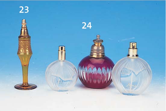 DREI FLAKONS, LALIQUE UND BöHMEN, 1. UND 2. HäLFTE 20. JH., GLAS, 1 X ROT üBERFANGEN, H. 11-12 CM, 1 X FEHLT DIE MONTUR