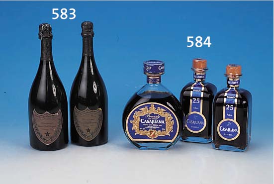 2 FLASCHEN CHAMPAGNER, MOET & CHANDON A EYPERNAY, 1973 UND 1976, CUVEE DOM PERIGNON, 0.75 L, INHALT NICHT GE- PRüFT