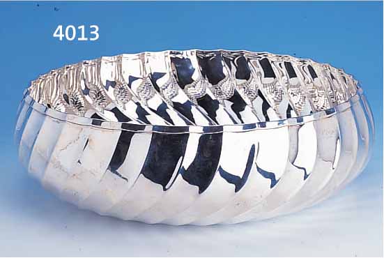 GROßE ANBIETSCHALE, 925ER SILBER, MIN. VERBEULT, GEDREHTER DEKOR, H CA. 11.5 CM, D CA. 36 CM, CA. 967 G