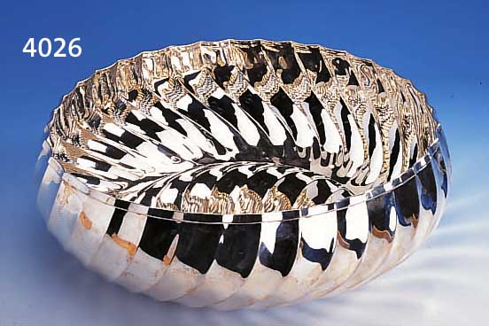 GROßE ANBIETSCHALE, 925ER SILBER, MIN. VERBEULT, GEDREHTER DEKOR, H CA. 11.5 CM, D CA. 36 CM, CA. 996 G