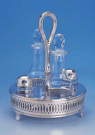 MENAGERE, 925ER SILBER, DURCHBRUCHARBEIT, MIT 2 KARAFFEN, SALZ UND PFEFFERSTREUER, AUF 3 FüßEN, H CA. 26 CM, D CA. 18 CM, SILBERGEW. ...