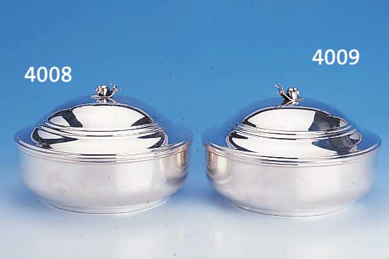 DECKELSCHüSSEL, 925ER SILBER, GLATTE FORM, DECKELBEKRöNUNG IN FORM EINER VOLLPLAST. SCHNECKE, H CA. 15 CM, D CA. 23 CM, MIN. ...