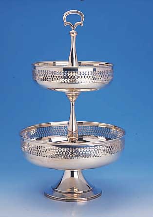 2-STöCKIGE ETAGERE, 925ER SILBER, DURCHBRUCHARBEIT, BODENPLATTE, H CA. 47 CM, MIN. VERBEULT, CA. 1518 G