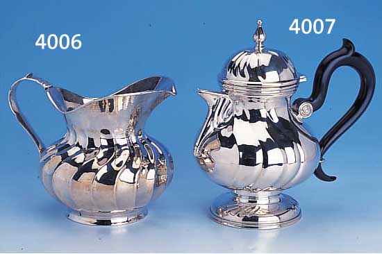 KAFFEEKANNE, 925ER SILBER, GEDREHTER DEKOR, HOLZGRIFF, DECKEL MIT SCHARNIER, H CA. 23 CM, CA. 610 G
