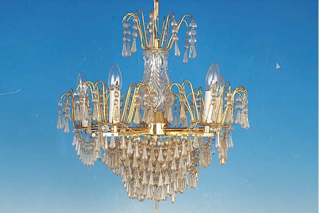 DECKENLAMPE, ITALIEN, 2. HäLFTE 20. JH., FüNF BRENNSTELLEN, GLASGEHäNGE NICHT GANZ KOMPLETT, EINE BIRNENHALTERUNG BESCHäDIGT