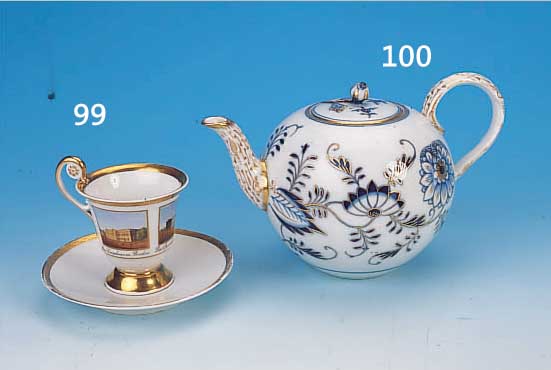 TEEKANNE, MEISSEN, UM 1870/80, PORZELLAN, ZWIEBELMUSTERDEKOR, GOLDGEHöHT, H. 15CM, DECKELROSE MIN. BEST.