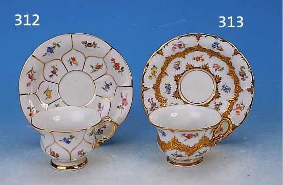 MOKKATASSE MIT UNTERTASSE, MEISSEN, 2. WAHL, MITTE 20. JH., PORZELLAN, BUNTE BEMALUNG, STREUBLüMCHEN, REICHE GOLDSTAFFAGE, TASSENH. 5 CM