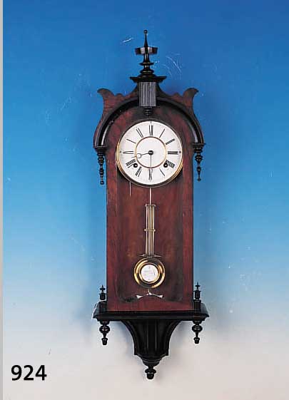 WANDUHR MIT SOG. AMERIKANERWERK, UM 1910, VERZIERTES HOLZGEHäUSE, RESTE ALTEN WURM- BEFALLS, SCHWARZ ABGESETZT, ZWEIGETEILTES ...