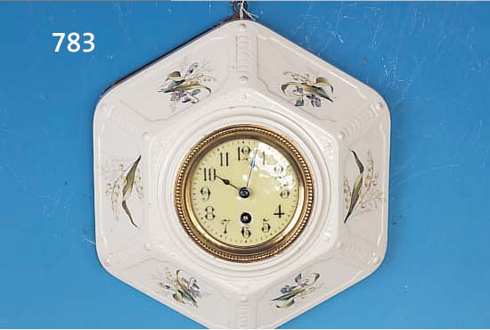 WANDUHR, UHRENFABRIK GUSTAV BöSSENROTH BERLIN,UM 1900, SECHSECKIGES FLORALES KERAMIKGE- HäUSE, MESSINGLüNETTE MIT PERLLEISTENDEKOR, ...