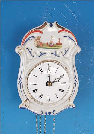 PORZELLANSCHILDUHR, UM 1880, SCHWARZWALD, BEMALTES PORZELLANSCHILD IN TROPFENFORM MIT BRUNNENSZENERIE, EMAILZIFFERBLATT, KLEEBLATT- ZEIGER, ...