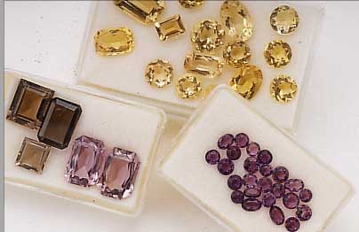 KONVOLUT LOSE STEINE, 2 AMETHYSTE U. 3 RAUCHQUARZE ZUS. 40.27 CT; LOT AMETHYSTE ZUS. 20.04 CT; 8 LOSE AMETHYSTE ZUS. 46.47 ...