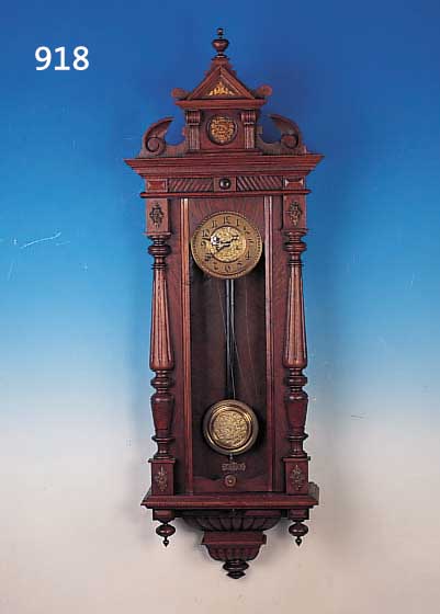 WANDUHR, GUSTAV BECKER, UM 1900, REICH VER- ZIERTES UND GESCHNITZTES HOLZGEHäUSE, MESSINGAPPLIKATIONEN, ORIGINALAUFSATZ, DREI- SEITIG ...